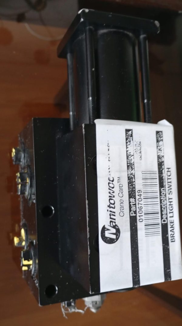 Manitowoc. Descripción.  BRAKE LIGHT SWITCH PARTE # 01067049